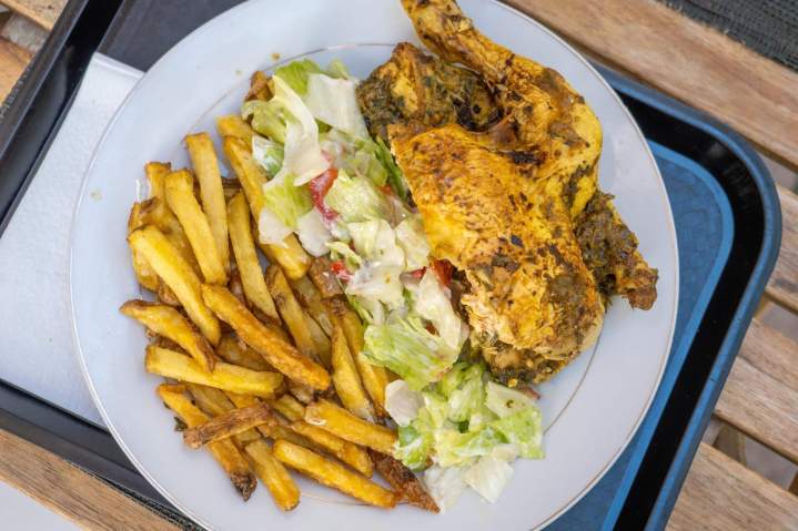 Poulet rôti avec frites salades Bayonne